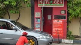 mengisi angin ban mobilnya dengan menggunakan Nitrogen