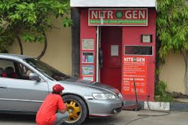 mengisi angin ban mobilnya dengan menggunakan Nitrogen