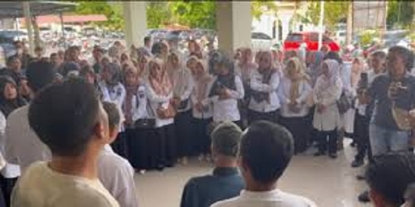 Antrian PPPK Paruh Waktu Sungai Penuh saat menandatangani kotrak kerja di kantor BKPSDMD Sungai Penuh