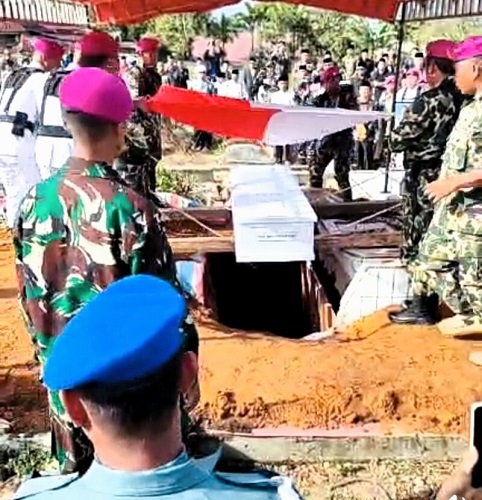 Prosesi pemakaman secara militer Praka Marinir (Anumerta) Muhammad Genta Al Akbar,