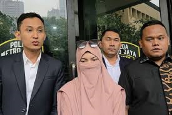 Wardatina Mawa berencana mengajukan gugatan cerai terhadap sang suami, Insanul Fahmi. (Sumber/Google)