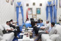 Bupati Tanjung Jabung Barat, Drs. H. Anwar Sadat, M.Ag, membuka secara resmi Rapat Umum Pemegang Saham Luar Biasa (RUPSLB) PT. BPR Tanggo Rajo (Perseroda) pada Rabu (4/2) di Rumah Dinas Bupati.