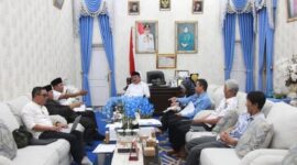 Bupati Tanjung Jabung Barat, Drs. H. Anwar Sadat, M.Ag, membuka secara resmi Rapat Umum Pemegang Saham Luar Biasa (RUPSLB) PT. BPR Tanggo Rajo (Perseroda) pada Rabu (4/2) di Rumah Dinas Bupati.