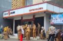 Terlihat sejumlah nasabah bank jambi mengecek rekeningnya, dimana hari ini dana di rekening yang sempat hilang dikembalikan
