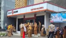 Terlihat sejumlah nasabah bank jambi mengecek rekeningnya, dimana hari ini dana di rekening yang sempat hilang dikembalikan
