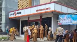 Terlihat sejumlah nasabah bank jambi mengecek rekeningnya, dimana hari ini dana di rekening yang sempat hilang dikembalikan
