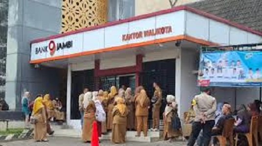 Terlihat sejumlah nasabah bank jambi mengecek rekeningnya, dimana hari ini dana di rekening yang sempat hilang dikembalikan
