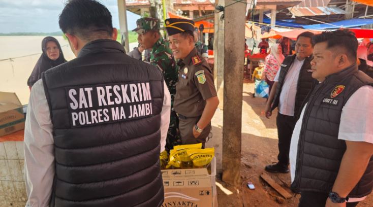 Pelaksanaan sidak di Pasar Sangeti. (Sumber/Poldajambi)