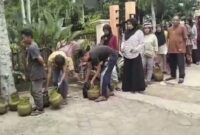 Antrian warga untuk mendapatkan Gas LPG 3 Kg di Bungo