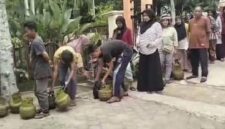Antrian warga untuk mendapatkan Gas LPG 3 Kg di Bungo