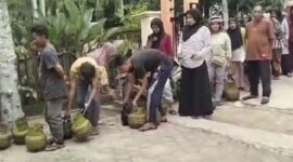 Antrian warga untuk mendapatkan Gas LPG 3 Kg di Bungo