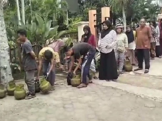 Antrian warga untuk mendapatkan Gas LPG 3 Kg di Bungo