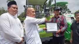 Bupati Bungo saat menyerahkan bantuan alsintan dan BPJS bagi petani