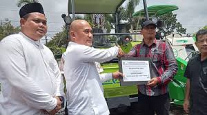 Bupati Bungo saat menyerahkan bantuan alsintan dan BPJS bagi petani