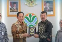 Bupati Kerinci, Monadi didampingi Kadis LH, Neneng Susanti saat bertemu Menteri LH