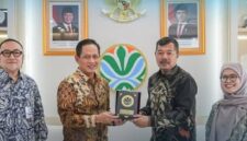 Bupati Kerinci, Monadi didampingi Kadis LH, Neneng Susanti saat bertemu Menteri LH