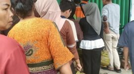 Antiran warga untuk mendapatkan LPG 3 Kg di Bungo