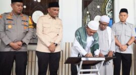 Gubernur Jambi, H Alharis saat Resmikan Jalan 88 Km Batang Asai