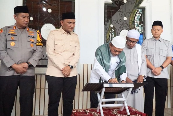 Gubernur Jambi, H Alharis saat Resmikan Jalan 88 Km Batang Asai