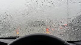 Solusi mengatasi kaca mobil berembun saat hujan, tanpa ac. (Sumber/Google)