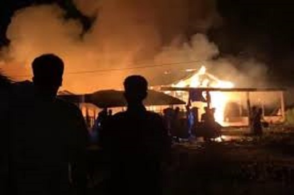 Terlihat sijago  merah melalp rumah warga di Desa Lambur Luar, Kecamatan Muara Sabak Timur, Kabupaten Tanjung Jabung Timur.