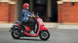 Berkendara dengan motor matic
