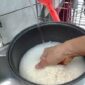 Cara mencuci beras yang benar
