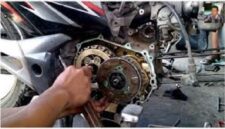 Penyebab dan cara memperbaiki Mesin Motor Matik Brebet saat jalan