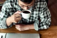 Dampak minum kopi saat sahur dan berbuka puasa.