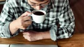 Dampak minum kopi saat sahur dan berbuka puasa.