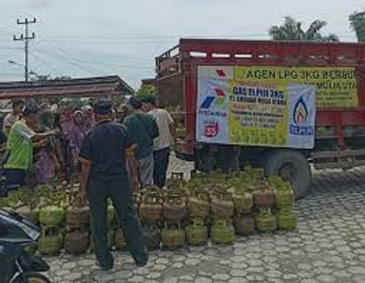 Suasana operasi pasar yang digelar pertamina bersama Pemkab Merangin