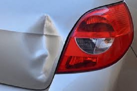 Tampak kondisi body mobil yang penyok