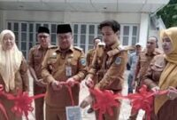 Prosesi peresmian laboratorium kesehatan Kota jambi oleh Wali Kota Jambi, Maulana, bersama Wakil Wali Kota Diza