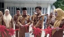 Prosesi peresmian laboratorium kesehatan Kota jambi oleh Wali Kota Jambi, Maulana, bersama Wakil Wali Kota Diza