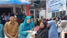 Ketua TP PKK Sungai Penuh saat memantau pelaksaan pasar murah.