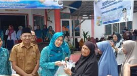 Ketua TP PKK Sungai Penuh saat memantau pelaksaan pasar murah.