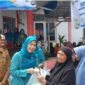 Ketua TP PKK Sungai Penuh saat memantau pelaksaan pasar murah.