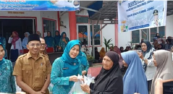 Ketua TP PKK Sungai Penuh saat memantau pelaksaan pasar murah.