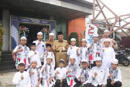 Foto bersama Wakil Gubernur Jambi, H Abdullah Sani bersama dai cilik Jambi
