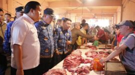 Walikota dan Wakil Walikota Sungai Penuh, Alfin-Azhar saat sidak harga pangan di pasar tanjung bajure
