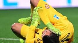 Kiper timnas Indonesia, Emil Audero terkapar akibat petasan. (Sumber/Google)