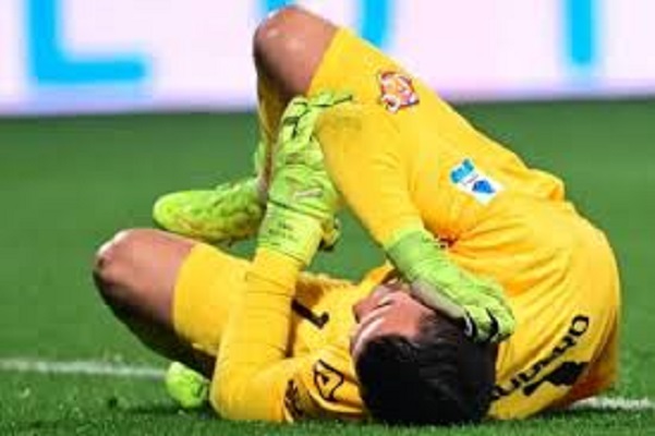Kiper timnas Indonesia, Emil Audero terkapar akibat petasan. (Sumber/Google)