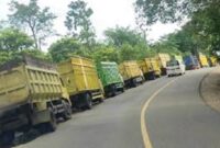 Ilustrasi operasi truk batu bara di jambi.