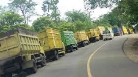Ilustrasi operasi truk batu bara di jambi.