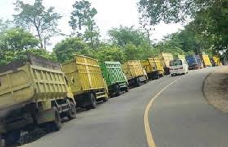Ilustrasi operasi truk batu bara di jambi.