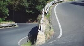 Ilustrasi cara mengendarai mobil matic melewati turunan.