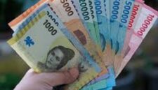 Ilustrasi penukaran uang.