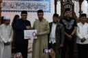 Walikota Sungai Penuh, Alfin saat memberikan bantuan CSR pada Safari Ramadhan di Masjid Baiturahaman Sungai Penuh.