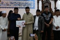 Walikota Sungai Penuh, Alfin saat memberikan bantuan CSR pada Safari Ramadhan di Masjid Baiturahaman Sungai Penuh.