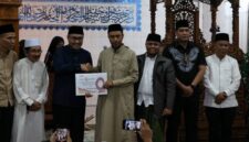 Walikota Sungai Penuh, Alfin saat memberikan bantuan CSR pada Safari Ramadhan di Masjid Baiturahaman Sungai Penuh.